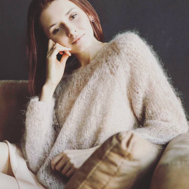 MAGLIONE LAVORATO A MANO IN PURA LANA per la vendita all'ingrosso da parte di JEANNE VOILIER