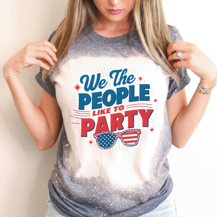 Nous, le peuple, aimons faire la fête T-shirt blanchi du 4 juillet. pour la vente par Hello Gorgeous Apparel