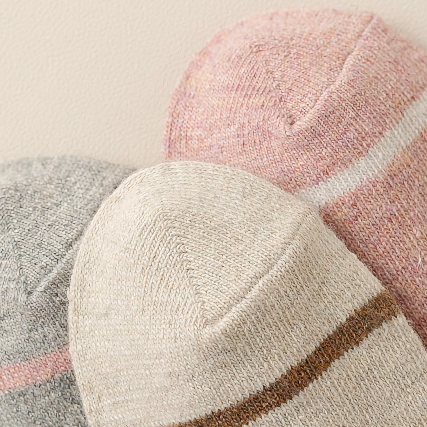 Happy Knits – Engroshandel Strømper - Dame – Uldstrømper til kvinder - retro, hjertebroderi, varme og hyggelige12