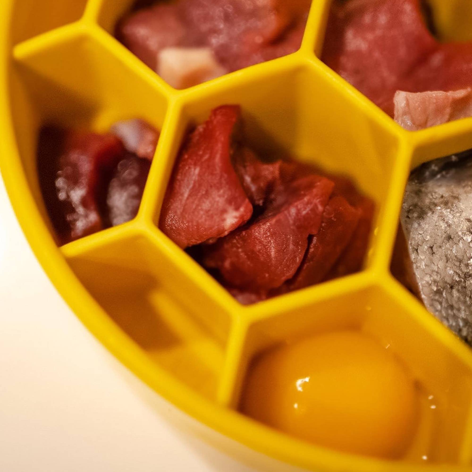 SodaPup Dog Toys - Vente Gamelle – chat et chien - Gamelle ralentisseuse Honeycomb eBowl avec design nid d'abeille pour chiens10