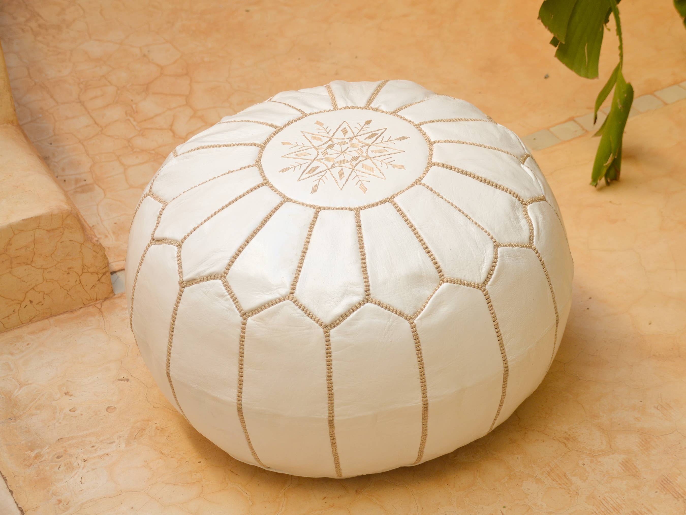 woolsouk ( We handle U.S. import procedures for you ) – Pufe por atacado – Pufe de couro marroquino - Pufe da sala de estar - branco não recheado2