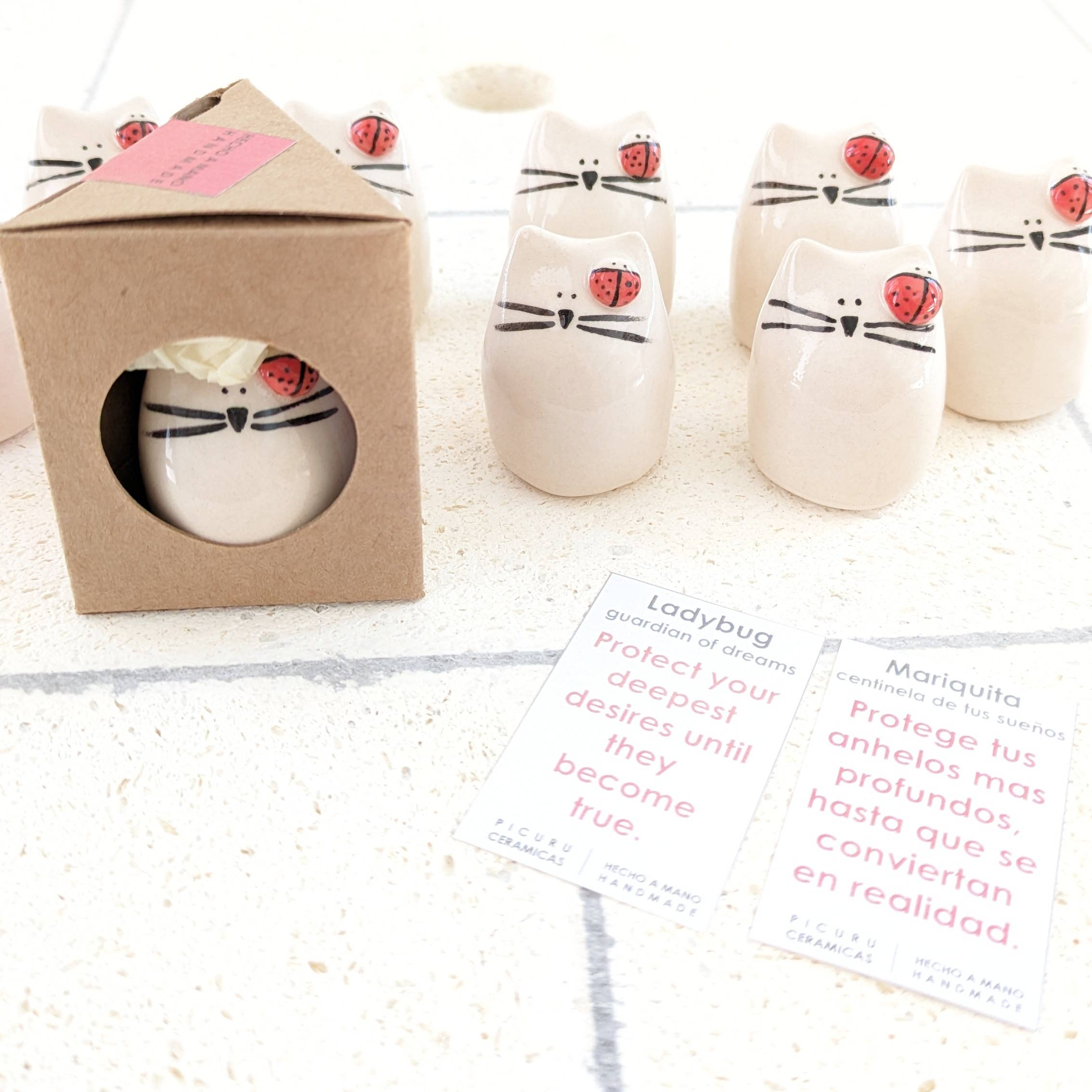 Picuru ceramicas - Vente Figurine décorative - Amulette Coccinelle, Gardienne de Vos Rêves - 5 Langues5