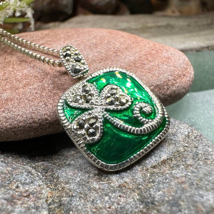Shannyn Shamrock Emaille Hanger voor wholesale door Celtic Crystal Designs Jewelry & Gifts
