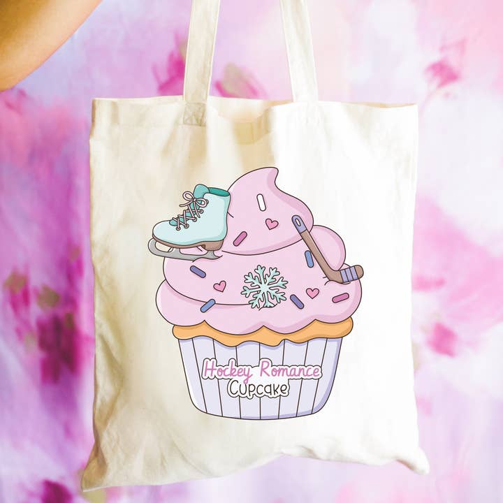 Fantasie Romantiek Trope Tas | Boekwinkel | Hockey Romantiek voor wholesale door Literari Goods, Co | Book Themed Candles + Gifts