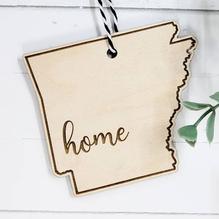 Arkansas "Hjem" Træstat Ornament for engroshandel hos The Purple Chickadee