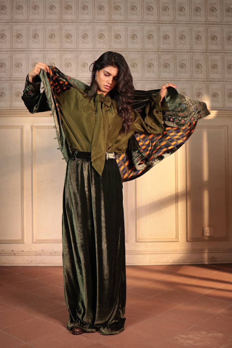 Ornaete – Großhandel Bluse – Damen – KRAWATTENBLUSE AUS SEIDE MIT KLEINEM ROSENDETAIL - Kein Zoll10