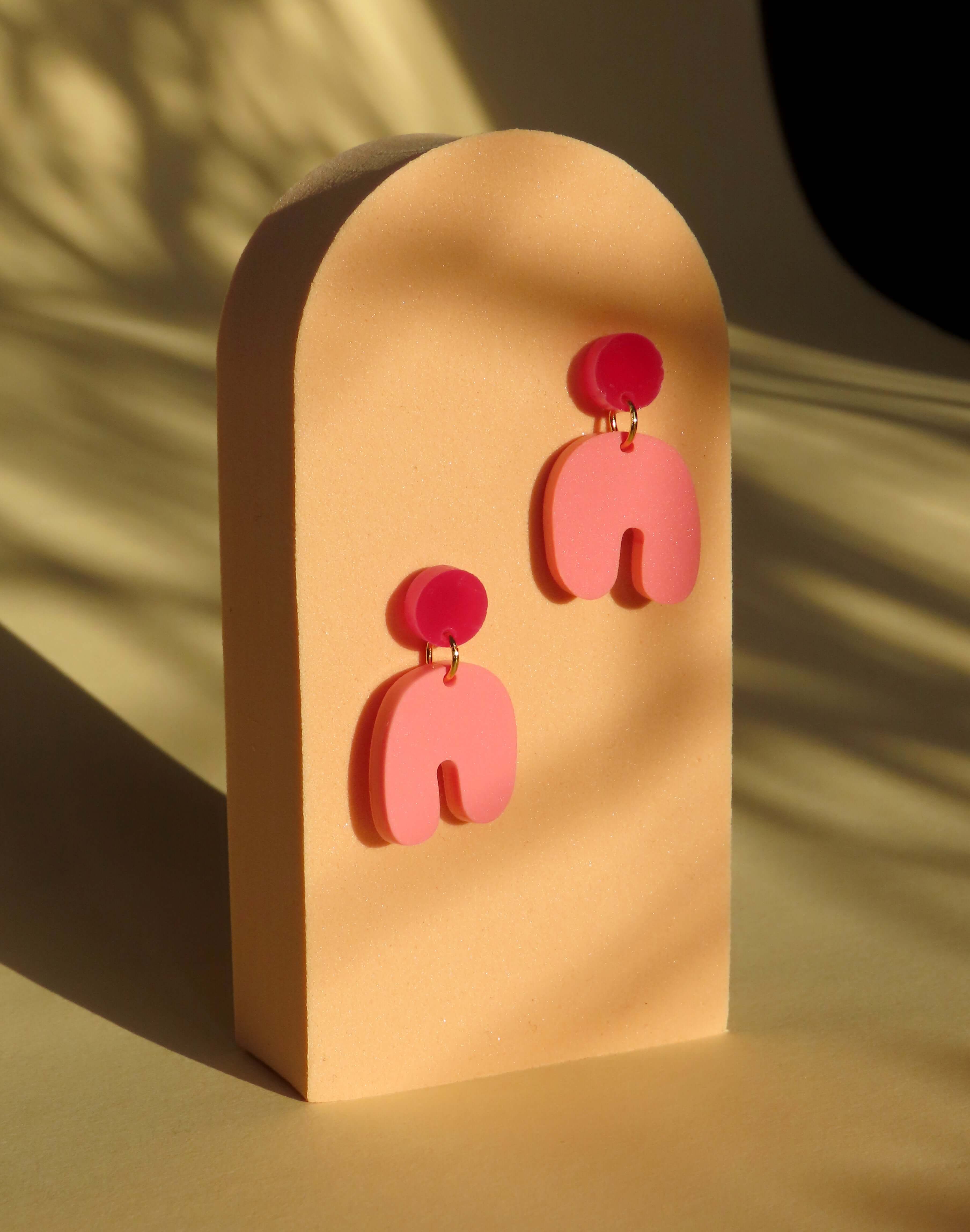 Niemalsmehrohne - Wholesale Hangende/ronde oorbellen - Kleine squishy bootoorbellen in roze framboos2