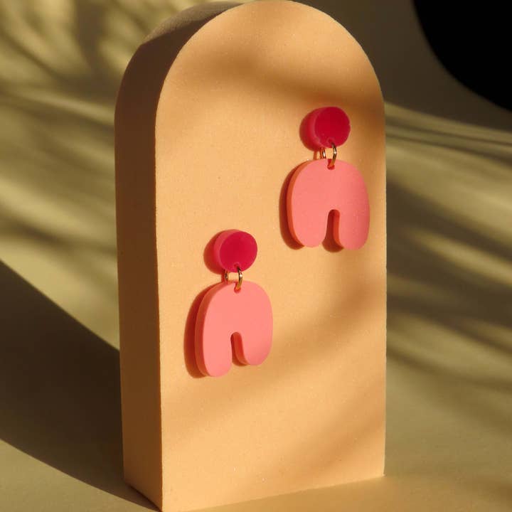 Niemalsmehrohne - Wholesale Hangende/ronde oorbellen - Kleine squishy bootoorbellen in roze framboos2