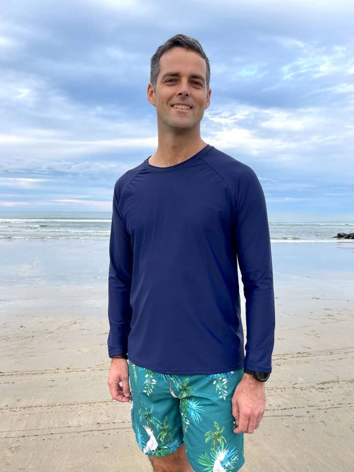 Maglietta da uomo Rash Guard Pacific (blu marino, vestibilità comoda) per la vendita all'ingrosso da parte di Tribe Tropical