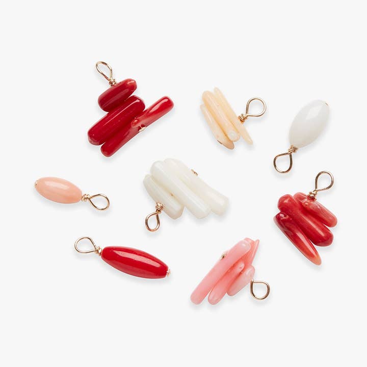 Ciondolo aggiuntivo in corallo riempito in oro per la vendita all'ingrosso da parte di Koi Atelier