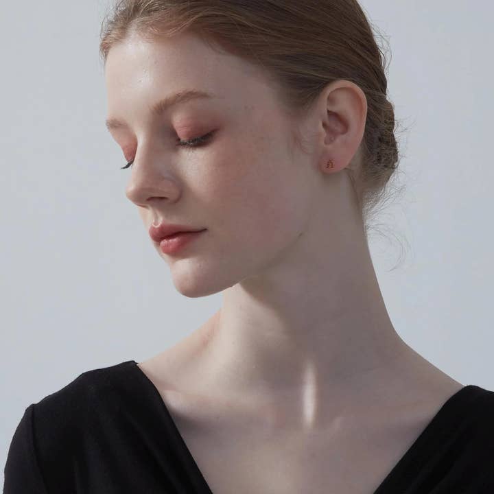 Perimade & Co. LLC – wholesale Solitärörhängen – Asymmetrisk musik not Stud örhängen i Sterling Silver4