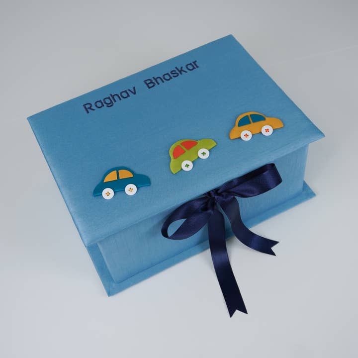 Mellan babyminneslåda i shantung med flerfärgade bilar för wholesale av MARCELA