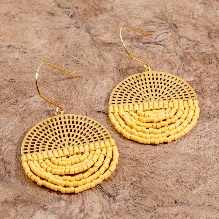Handperlenohrringe mit Scheibenfransen in Senfgelb für den Großhandel von MINTUCHI