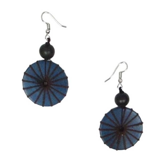 Helena blått örhänge med träknapp för wholesale av Katie and Company