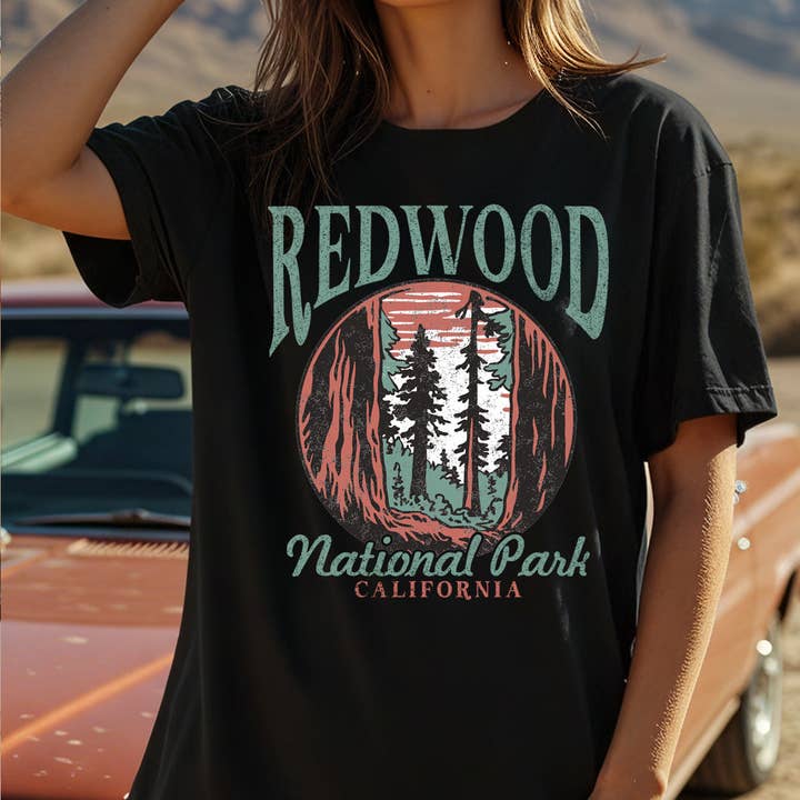 Haut ample à manches courtes avec imprimé graphique de nature pour femmes pour la vente par Amused by Blue