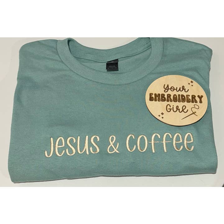 Broderet Jesus og kaffe Gildan T-shirt for engroshandel hos Your Embroidery Girl