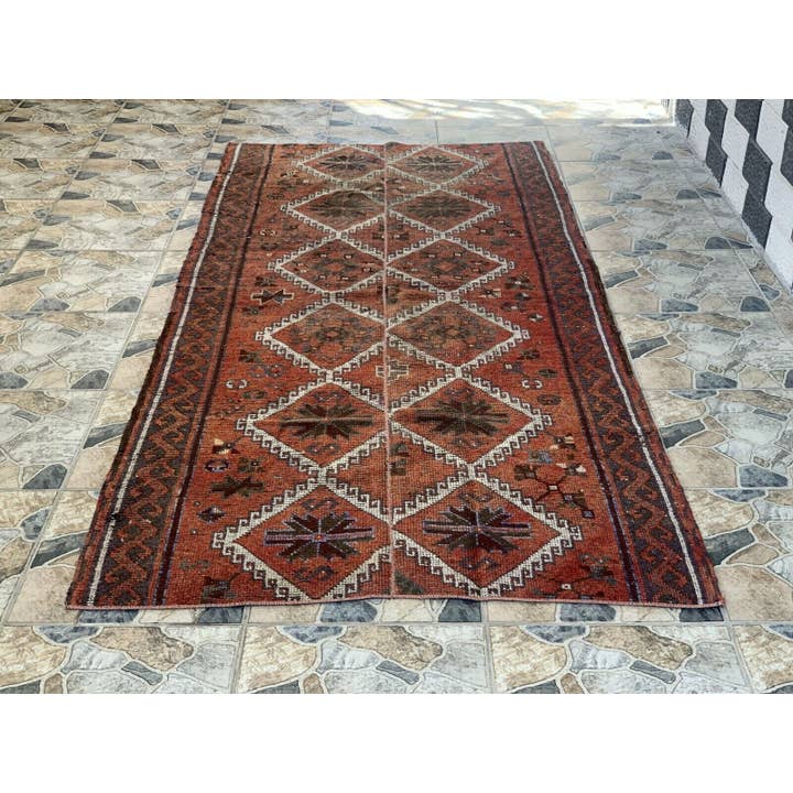 Tapis Anatolien Tribal Vintage Géométrique Turc de Ferme 4x9 pour la vente par Oushak Rugs