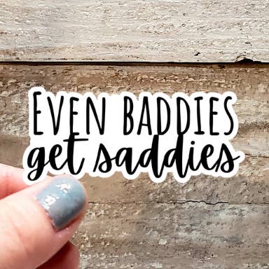 Selv Baddies får Saddies-klistermærke for engroshandel hos Gearhart Design Co.