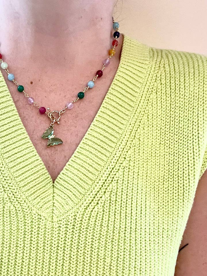 Collier papillon avec chaîne en jade arc-en-ciel en métal doré pour la vente par Lovely Sunday Jewelry