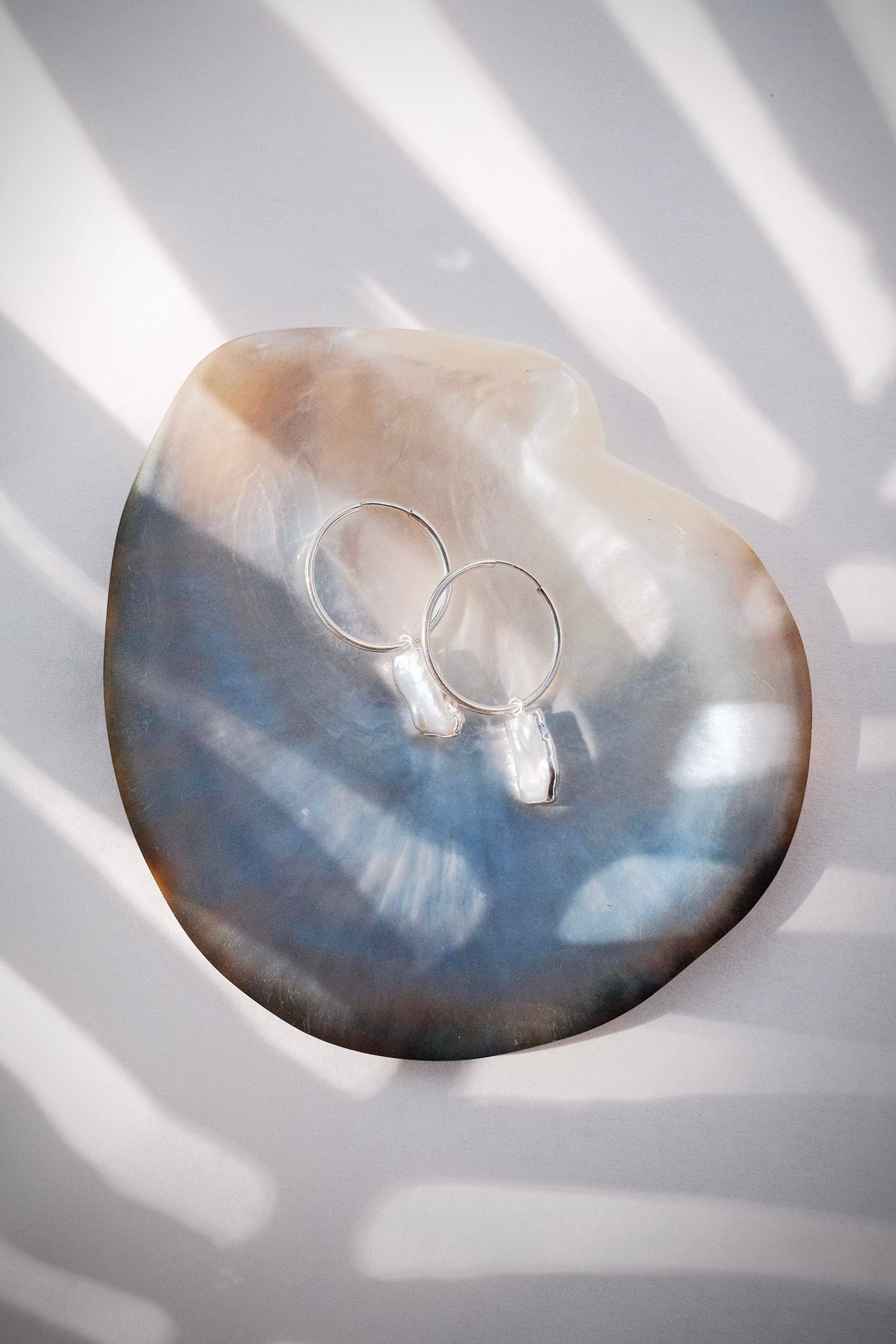 Ke Aloha Jewelry - Venta al por mayor Pendientes de aro - Pendientes de Aro con Perlas Mini Biwa - Plata Kaimana3