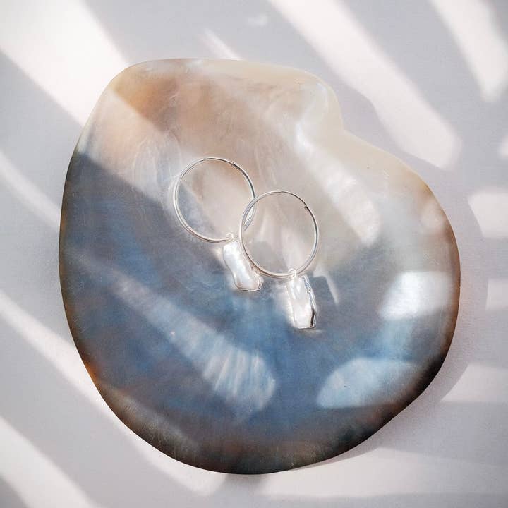 Ke Aloha Jewelry - Vendita all'ingrosso Orecchini a cerchio - Orecchini a cerchio con perle Mini Biwa - Argento Kaimana3