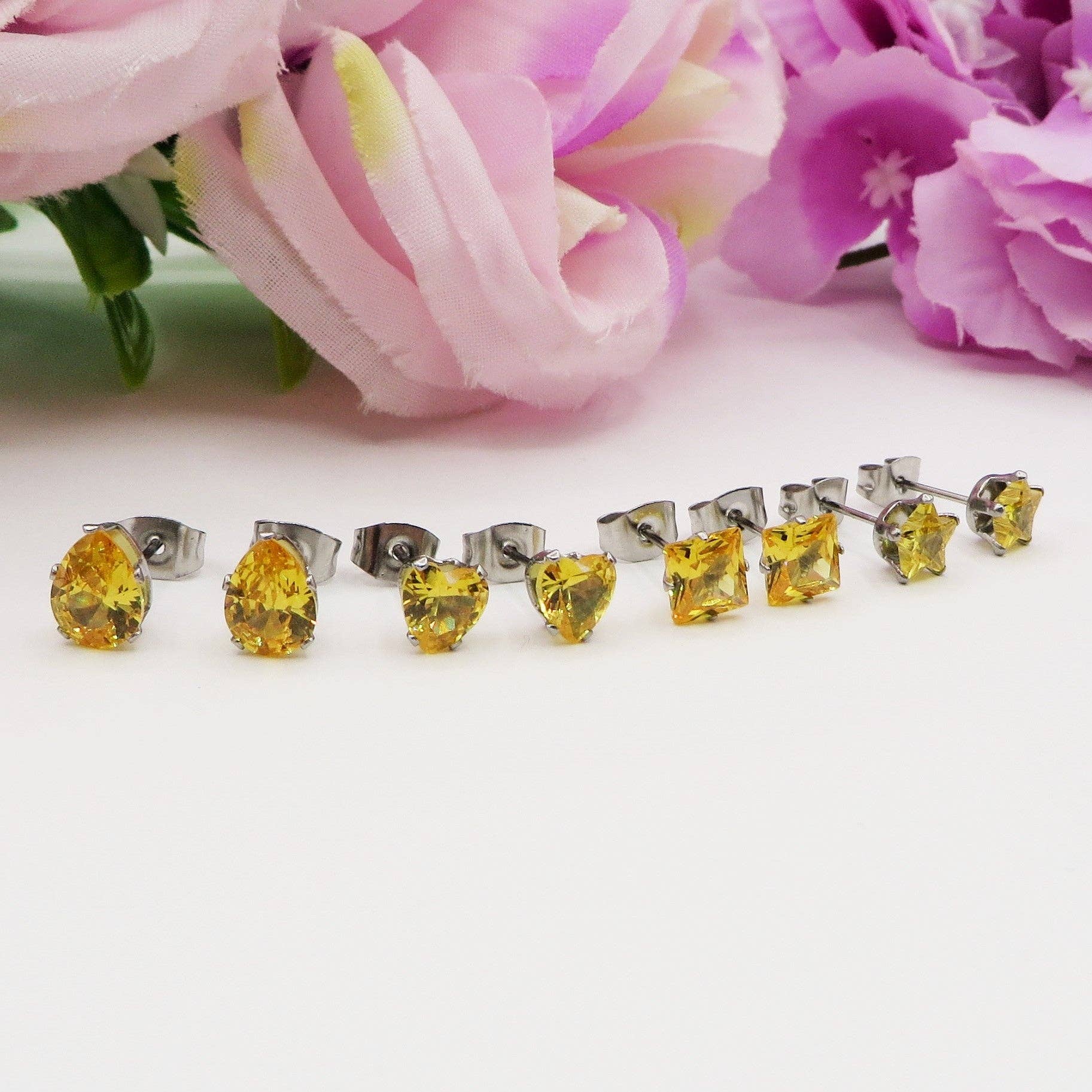 Daemon srls - Wholesale Jewelry Set - SET 4 PAIA PUNTI LUCE SHINE colours ~ 4 forme punti luce acciaio inossidabile ~ 8 PZ ~ 12 varianti colore ~ Orecchini a lobo con zirconi13