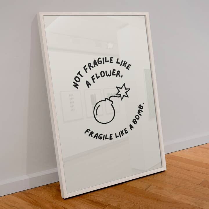 Pas fragile comme une fleur Fragile comme une bombe Citation féministe pour la vente par Blue Iris Designs Co