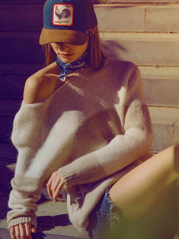 Striped boat sweater in beige for wholesale by Q2—All Orders:Free Duties for the US,UK,and Canada