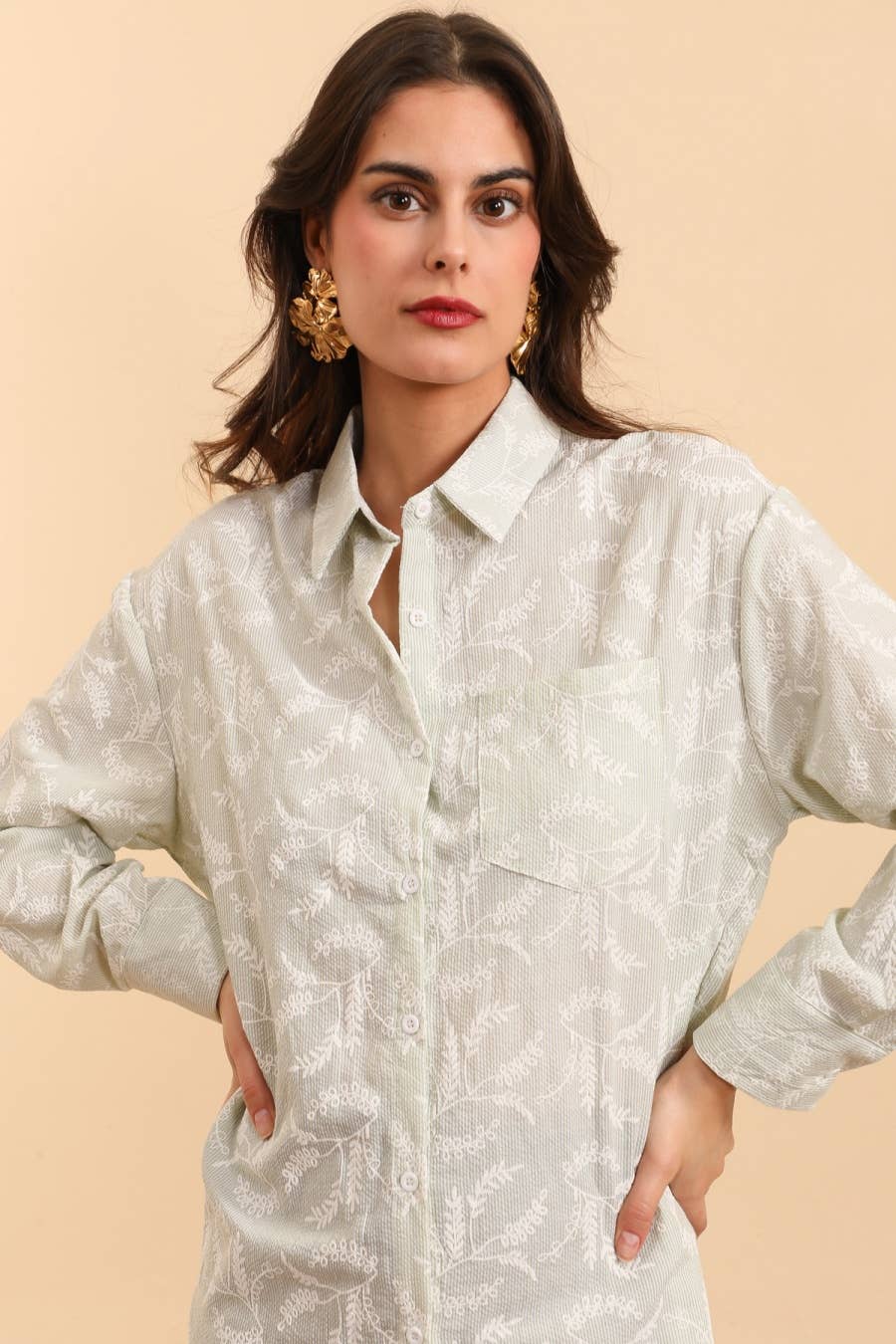 MOOYA – Engroshandel Skjorte med buttondown – til kvinder – Oversize skjorte med teksturerede striber og blomsterbroderier L3080