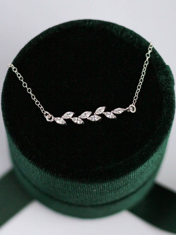 Collier Vine en Argent pour la vente par Rachelyn Jewelry