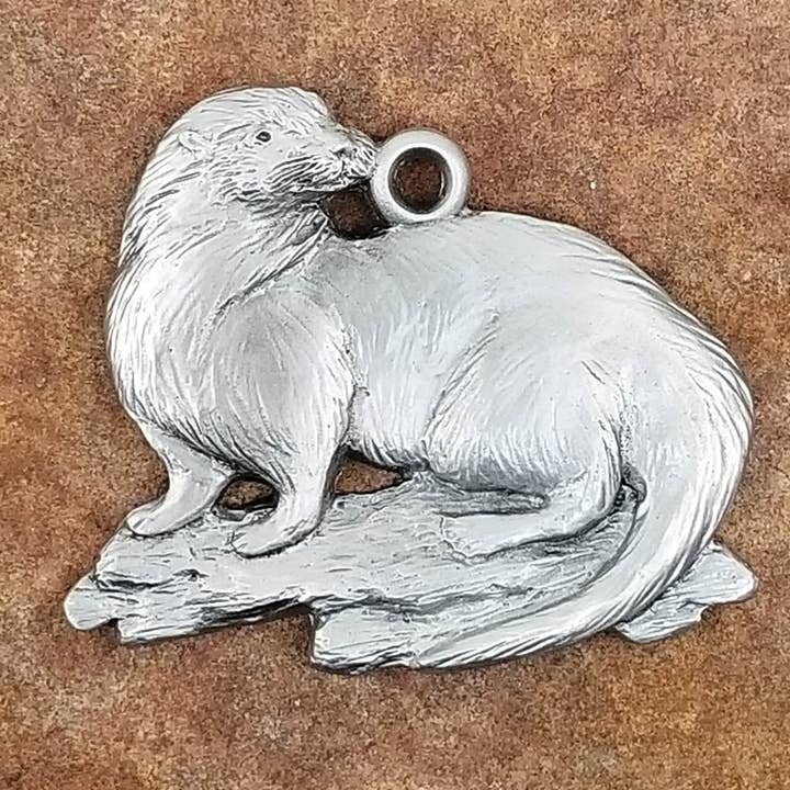 Ornement en étain, figurine de loutre en étain, sculpture de loutre en métal, ornement de Noël, ornement animalier, ornement animal en métal pour la vente par Schumann Sculpture