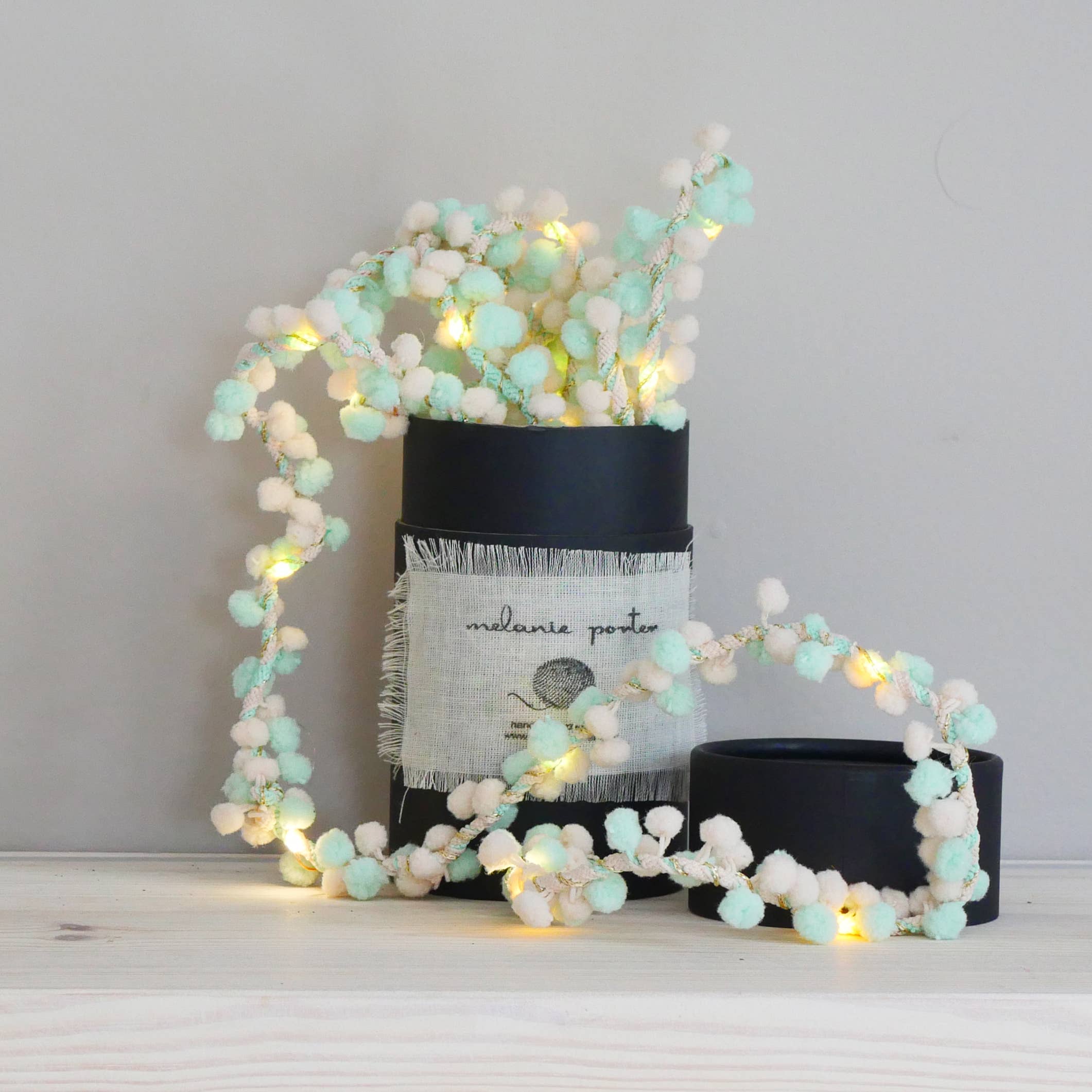 Melanie Porter – wholesale Bunting/Krans – Påskpastell tvåfärgad Pom Pom Fairy Light4