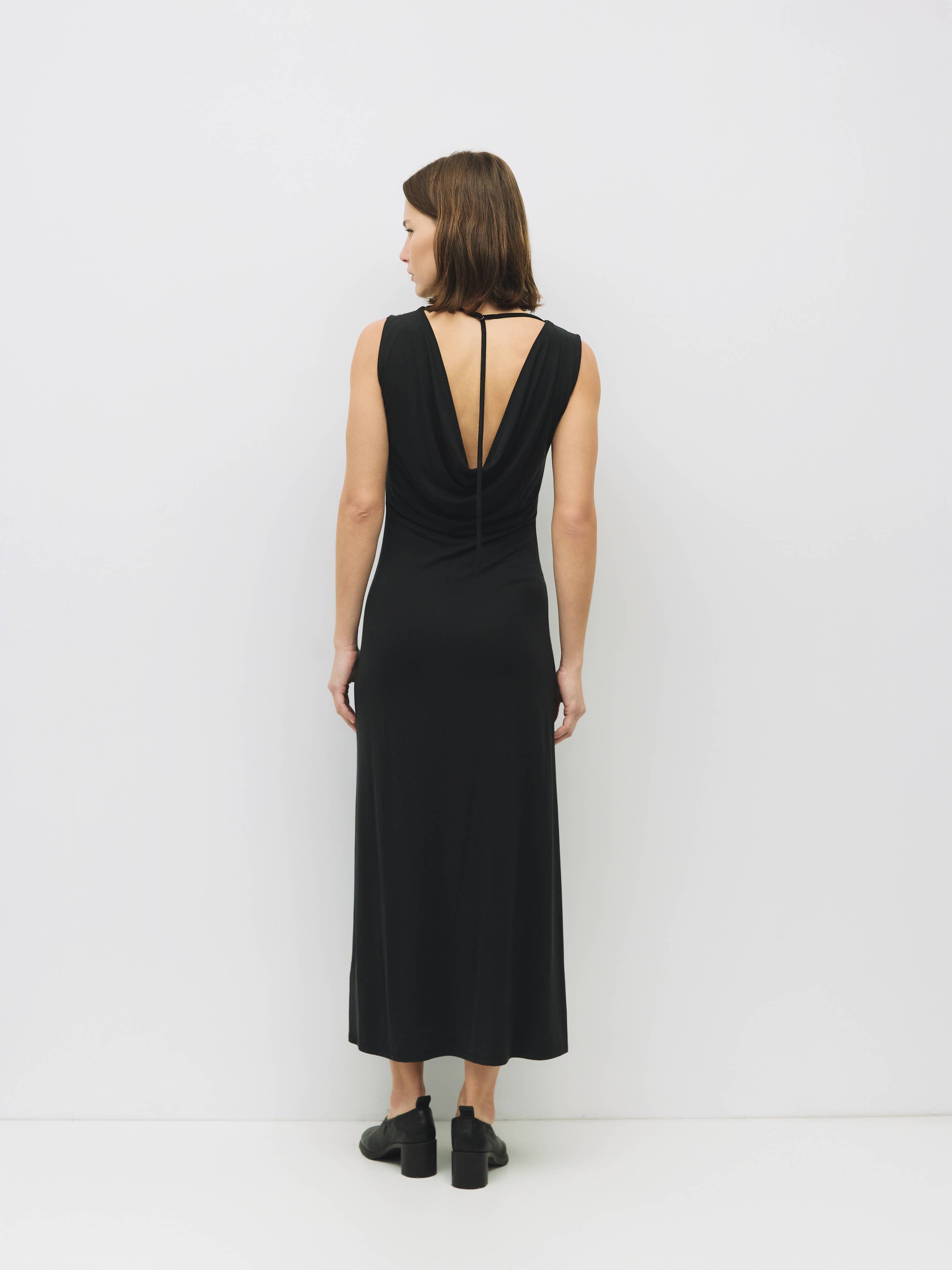 MOD REF – Großhandel Kleid – Damen – Das Benson-Kleid | Strick-Maxikleid mit Wasserfallausschnitt am Rücken9