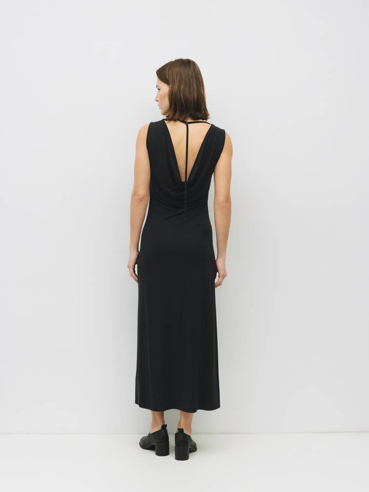 MOD REF – Großhandel Kleid – Damen – Das Benson-Kleid | Strick-Maxikleid mit Wasserfallausschnitt am Rücken9