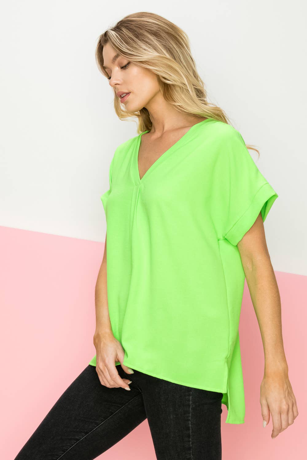 FSL Apparel - Vendita all'ingrosso Camicetta - Donna - ST3280 - TOP IN TESSUTO CON SCOLLO A V A MANICA CORTA, VESTIBILITÀ COMODA 4