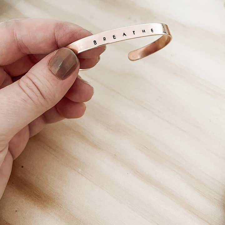 Bracelet jonc en cuivre estampé à la main - Breathe pour la vente par Lilaandjoy
