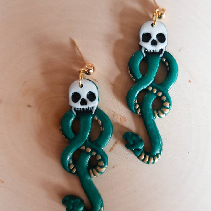 Dark Mark Dangle Earring | Harry Potter oorbellen van klei voor wholesale door Knotty4Klay