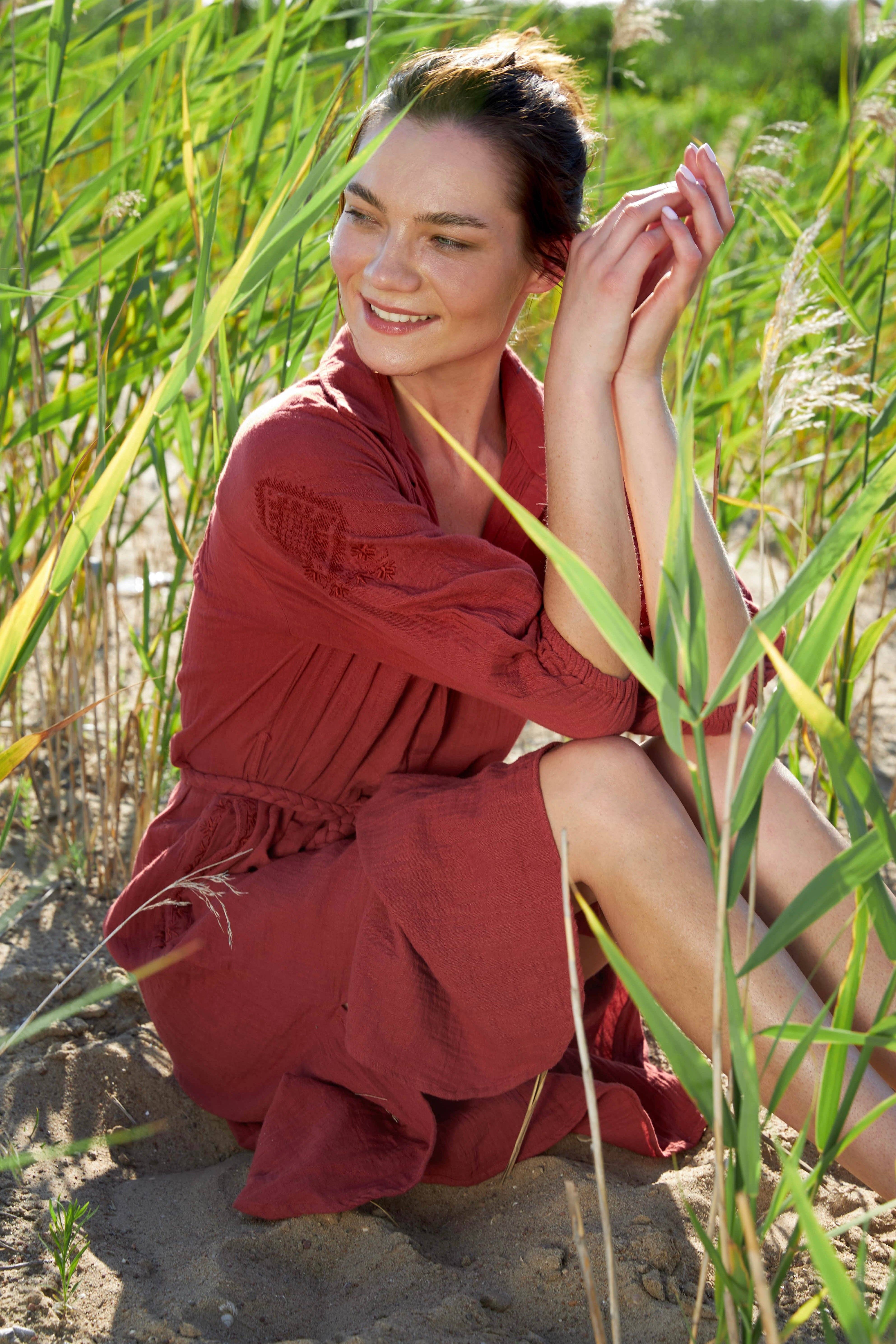 murstenbrun Sheri kjole i bomuldsgaze med broderi og flettet bælte for engroshandel på Faire5