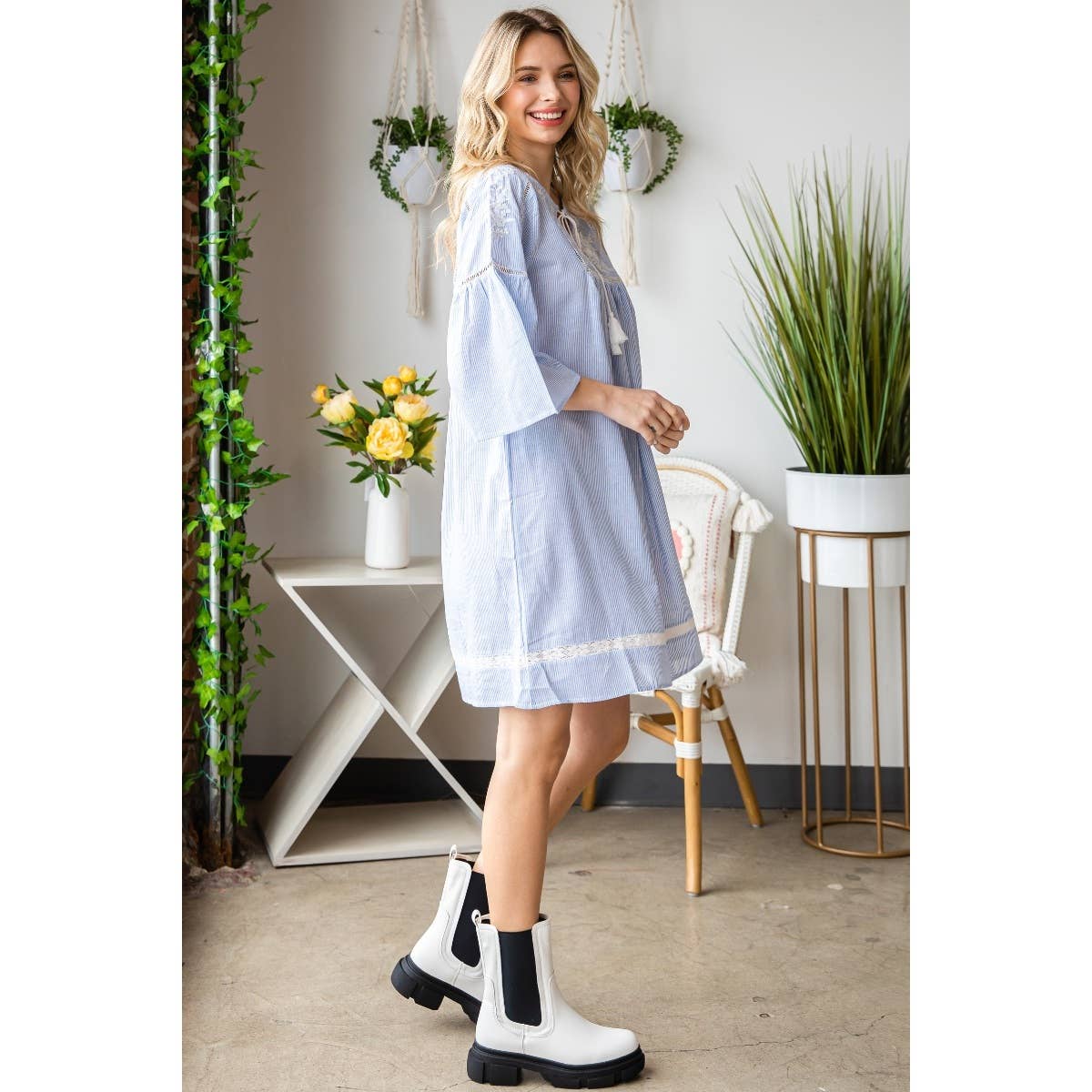 Bleu Clair Haut de robe brodé à manches Flyaway en vente sur Faire6