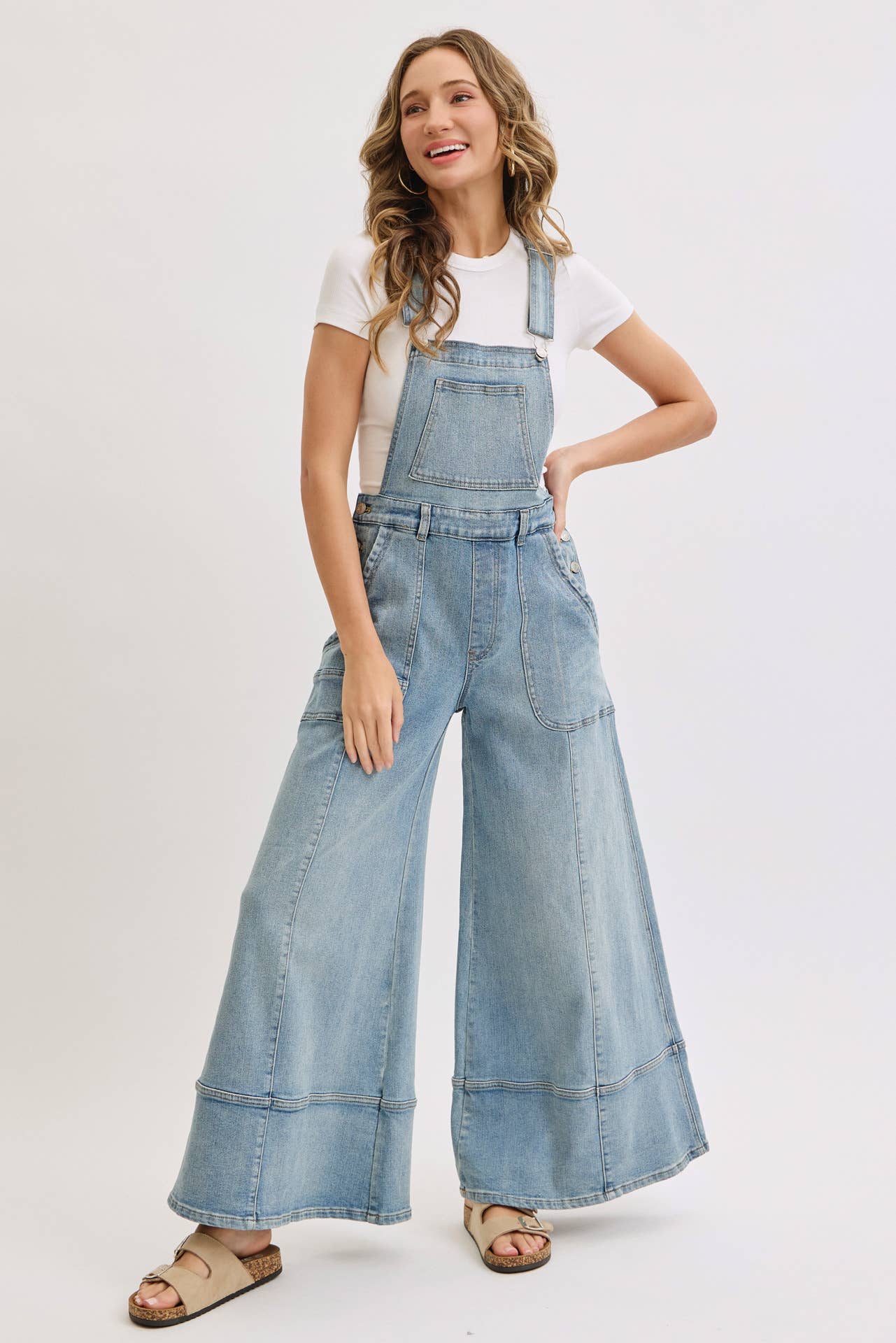 DENIMBLAUW DENIM OVERALL MET WIJDE PIJPEN voor groothandel op Faire11
