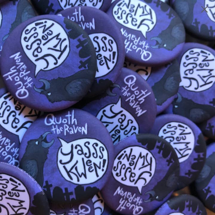 Quoth der Rabe „Yasss Queen“ | 1.5" LGBTQ Button für den Großhandel von DamiAnimated