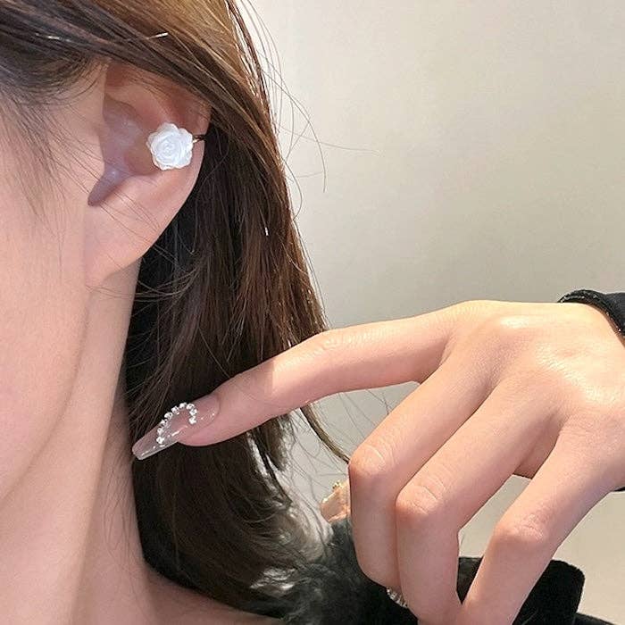 LanLivia - Wholesale Manchet-/omslagoorbellen - Vivid oorklem met roos van parelmoer - één paar2