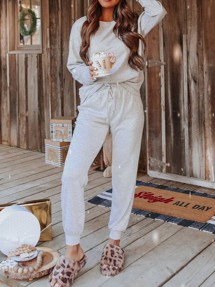 Grijze loungewear-set met lange mouwen en joggingbroek voor wholesale door Kristine Leah
