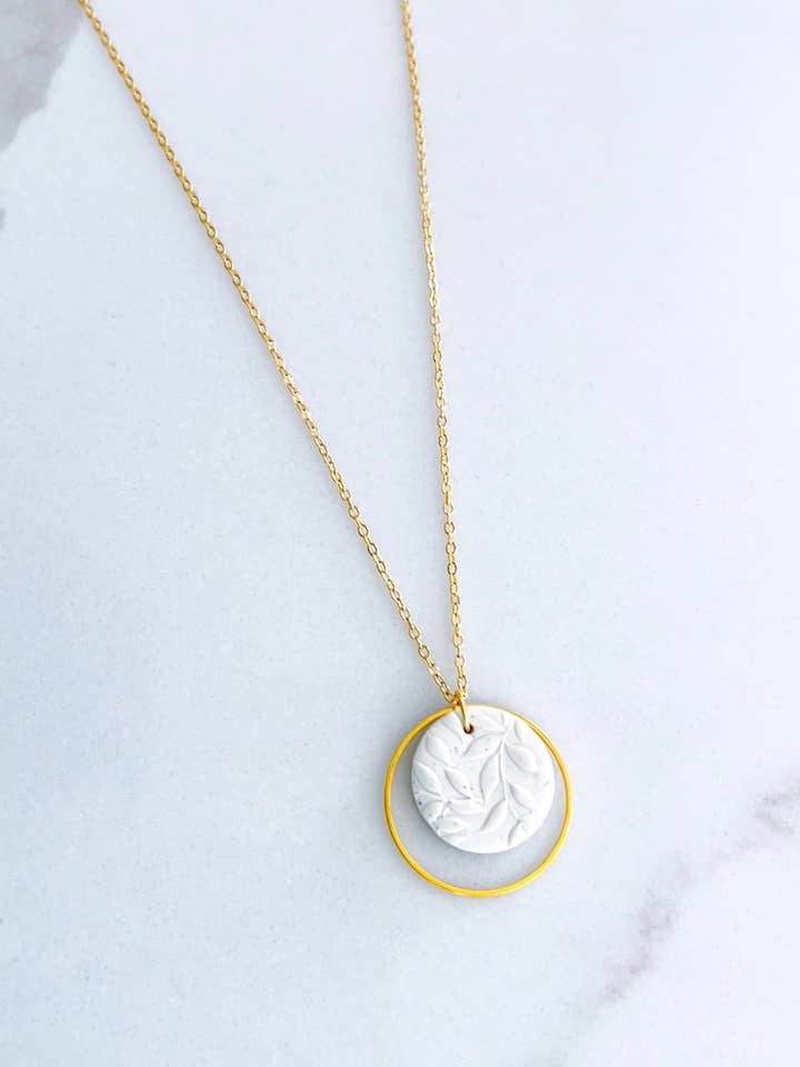 Halsketting van klei | witte cirkel | gouden hoepel op gouden ketting voor wholesale door Kush Life Designs
