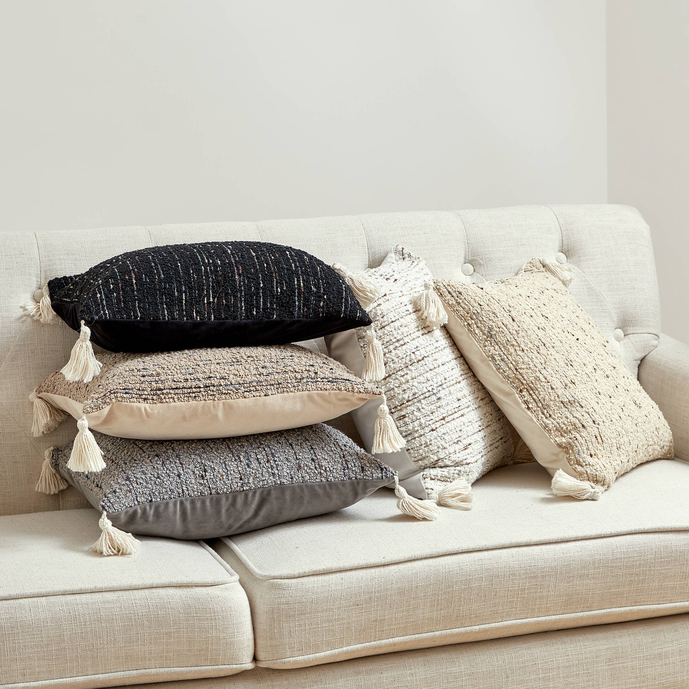 HUIRESOURCE - Wholesale Decoratief kussen - Mijn Cottage Huis - Bouclé Stof met Kwastjes op Vier Hoeken6