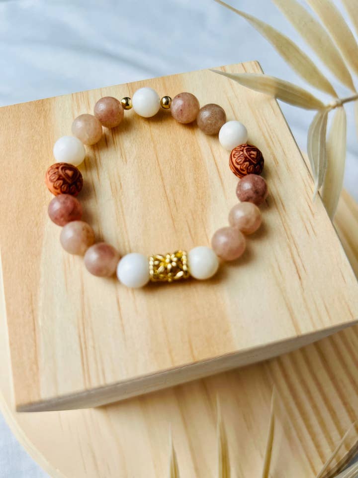 Ensemble de 2 bracelets Sun Stone & White Shell pour la vente par Lavender Avenue