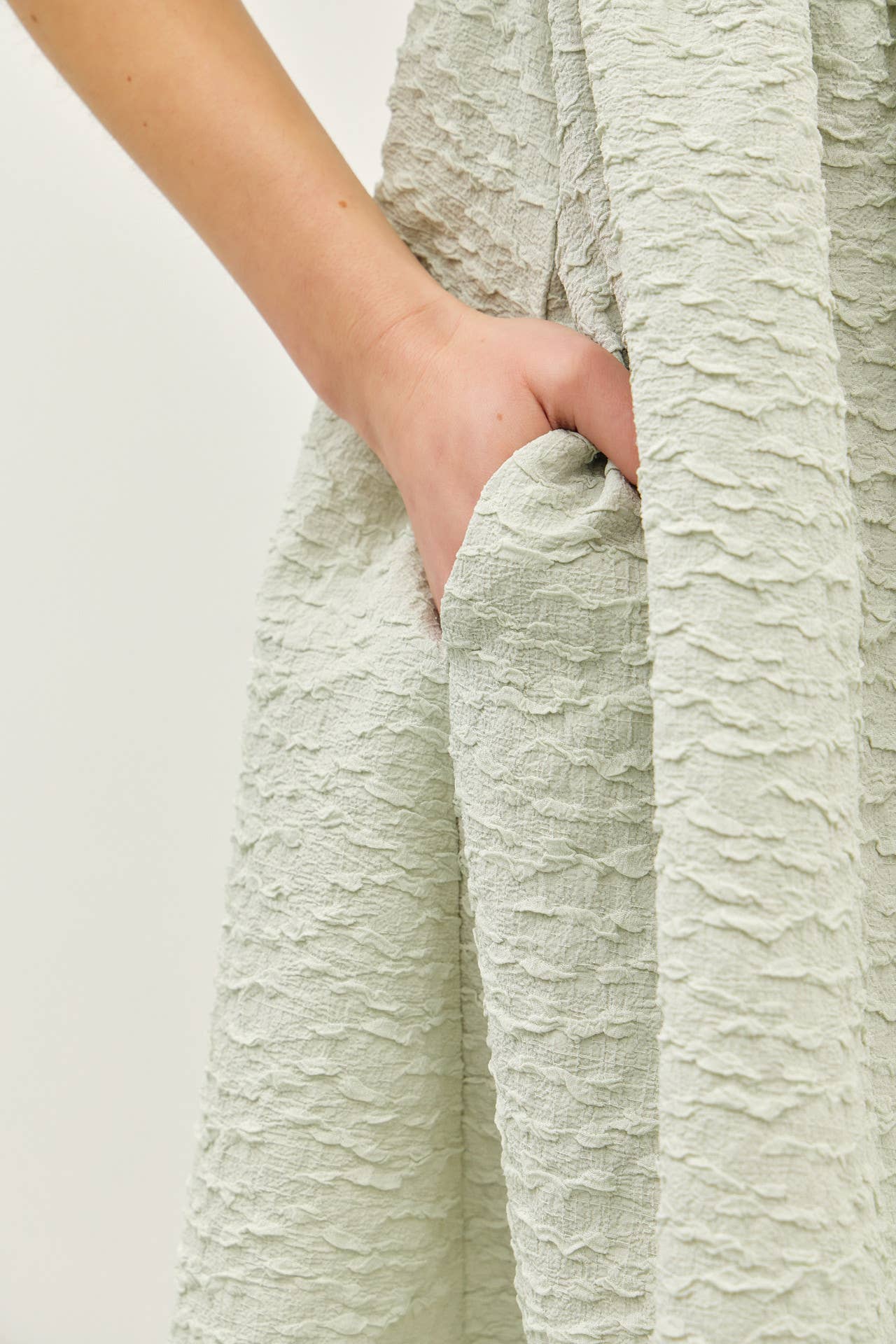 idem ditto – Großhandel Kleid – Damen – Mini-Kleid mit Bubbel-Textur, Schleifen-Detail vorne und Puffärmeln12