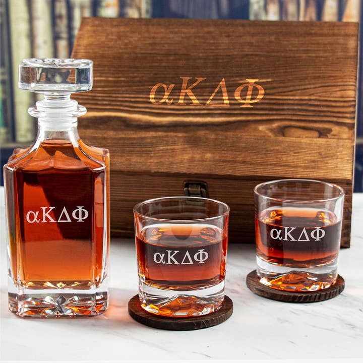 Graveret Alpha Kappa Delta Phi - Personlig whiskykaraffel sæt i træ gaveæske for engroshandel hos MB Brands Inc