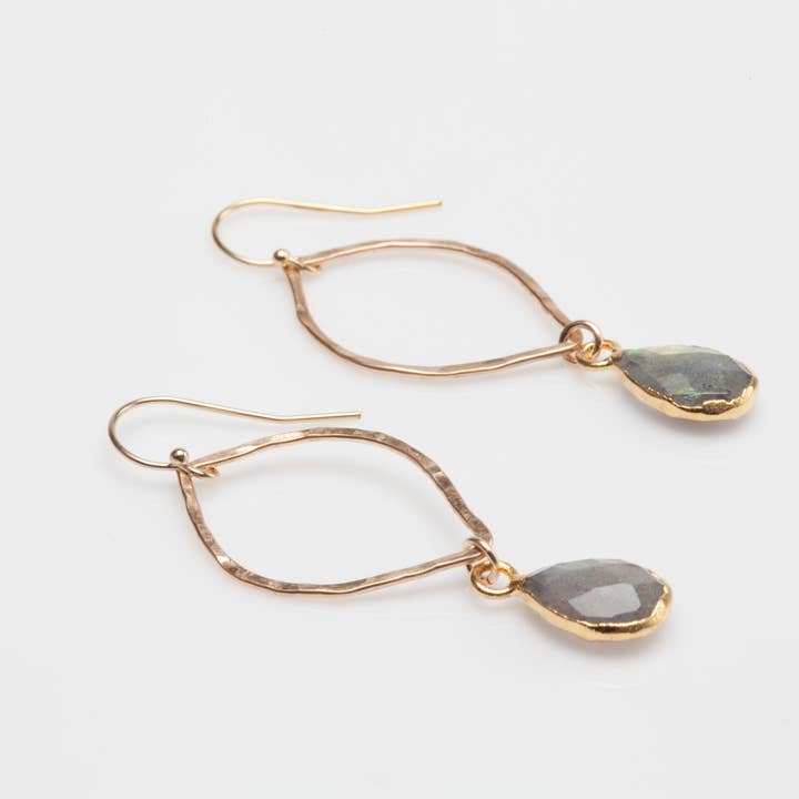 Pendientes colgantes de piedras preciosas Iris de oro relleno de 14 quilates para venta al por mayor de Forge + Fire