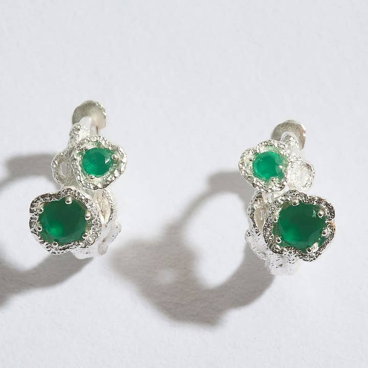 Chalcedoon Gedraaide Tak Zilveren Huggies voor wholesale door Claire Hill Designs